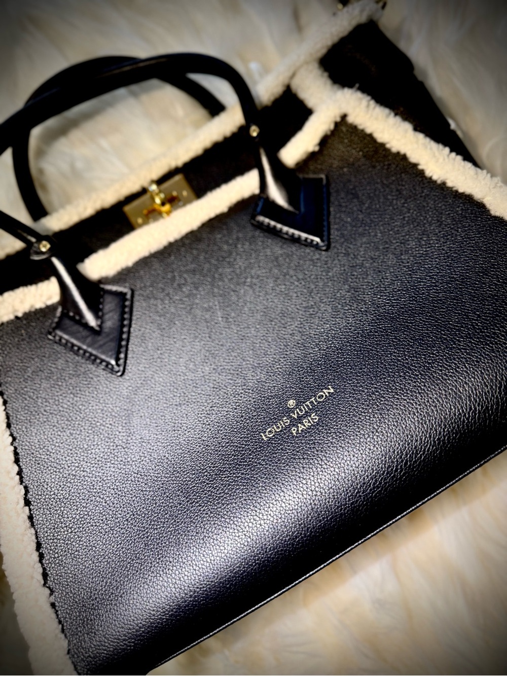 Louis Vuitton Black Grained Calfskin & White Shearling Monogram On My Side MM - Picture 2 of 3